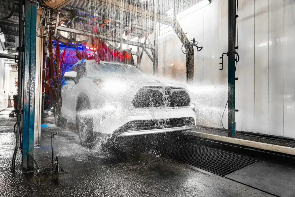 White SUV in car wash-machine